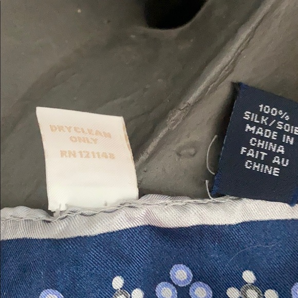 Micheal Kors pocket square - Picture 2 of 4